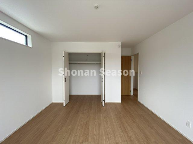 【洋室】 | 全室２面採光で風通り良く、換気もスムーズに行えますよ♪