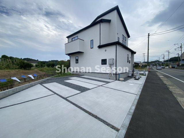 【駐車場】 | 圧巻の土地面積82.28坪◎
お車は最大３台駐車が可能です♪
ぜひ現地でサイズ等、ご確認下さいね。