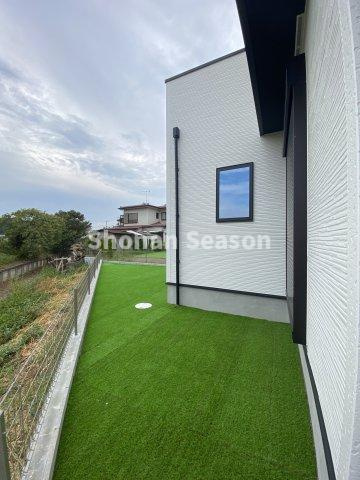 【庭】 | 新生活の質を高める広いお庭では、お子様・ペットが安心して遊べる空間を提供できますよ。