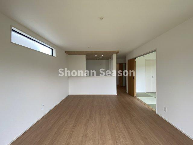 【居間・リビング】 | 快適性がUPする１７帖の広々リビング◎
隣接する和室との一体利用が可能です♪