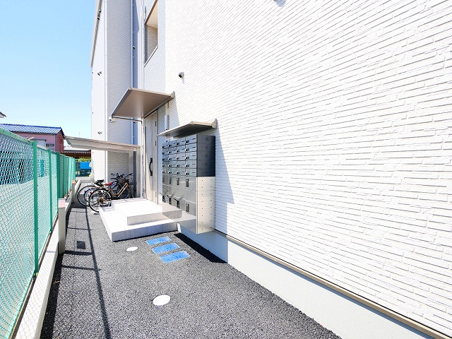 クレアール東岡町のエントランス