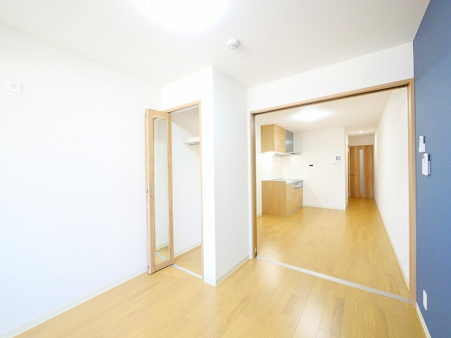 クレアール東岡町の洋室