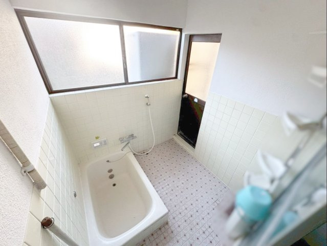 飯塚市鯰田　中古戸建の浴室|外から直接浴室にアクセスできる勝手口付きです！