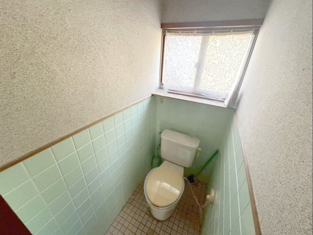 飯塚市鯰田　中古戸建のトイレ|トイレです！水回りすべて窓付きで、しっかりと換気が出来ます！
