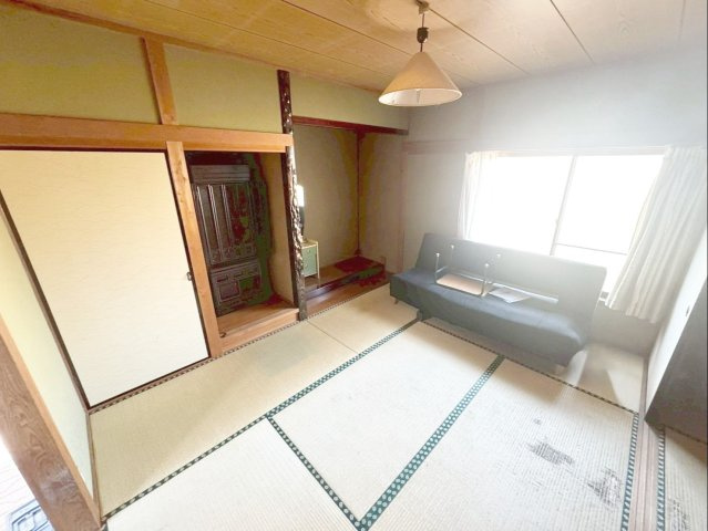 飯塚市鯰田　中古戸建の独立洗面台|洗面所です！窓のカウンターには小物が置けて便利ですね！