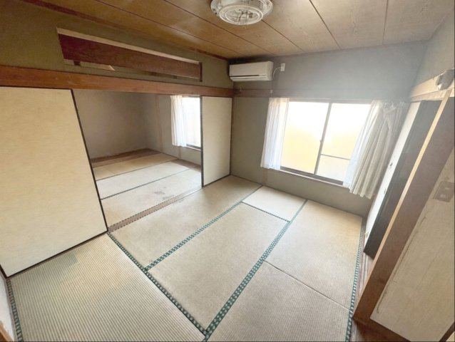 飯塚市鯰田　中古戸建の和室|6帖×2室で開放的に使える続き和室空間！
※AI加工により家具・荷物を消去しています（現況優先）
