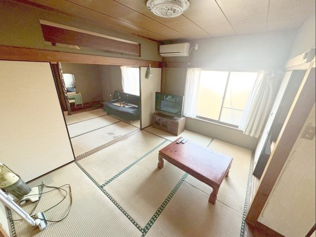 飯塚市鯰田　中古戸建の浴室|勝手口付きの浴室です！外から汚れて帰ってきても、玄関に汚れを持ち込まずに直接浴室へアクセスでき、すぐにシャワーを浴びる事が出来ます！