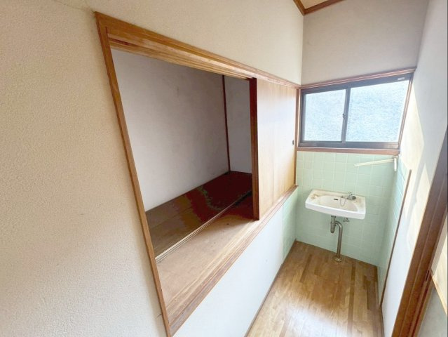 飯塚市鯰田　中古戸建のその他共用部分|2階廊下に設けられた便利な収納スペース！