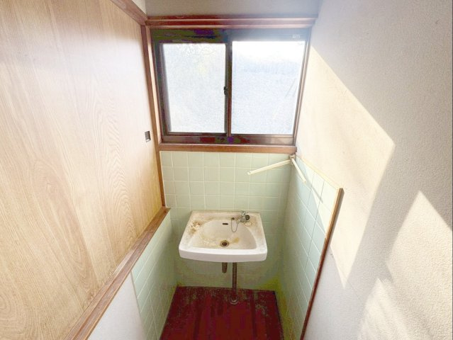 飯塚市鯰田　中古戸建の洗面所|2階に設置されたコンパクトな壁付け手洗い器です！