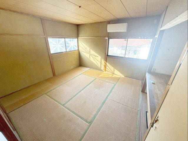 飯塚市鯰田　中古戸建の和室|二面採光の8帖和室です！