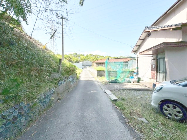 飯塚市鯰田　中古戸建の前面道路含む現地写真|前面通路の幅員は約2.5ｍです