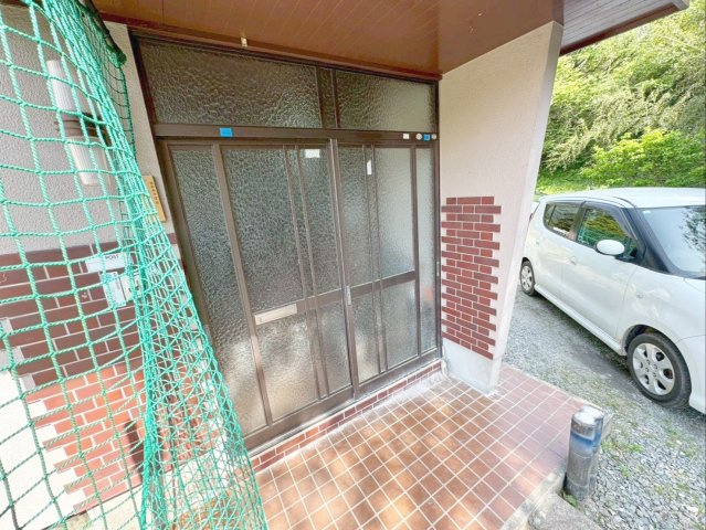 飯塚市鯰田　中古戸建の玄関|玄関ポーチは屋根付きで、雨の日も安心です！