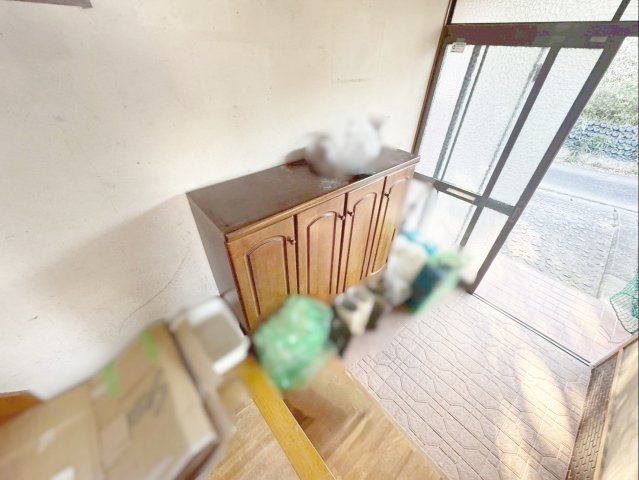 飯塚市鯰田　中古戸建の玄関|すりガラスのドアで自然光を取り込む明るい玄関！
