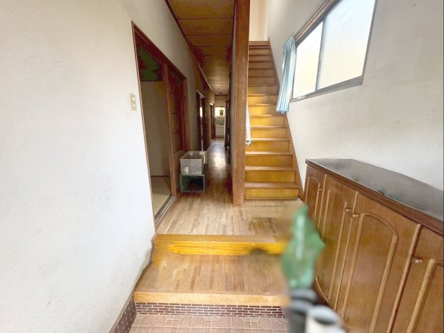 飯塚市鯰田　中古戸建の玄関|玄関入ってすぐの様子です！階段、廊下へとつながる動線！
