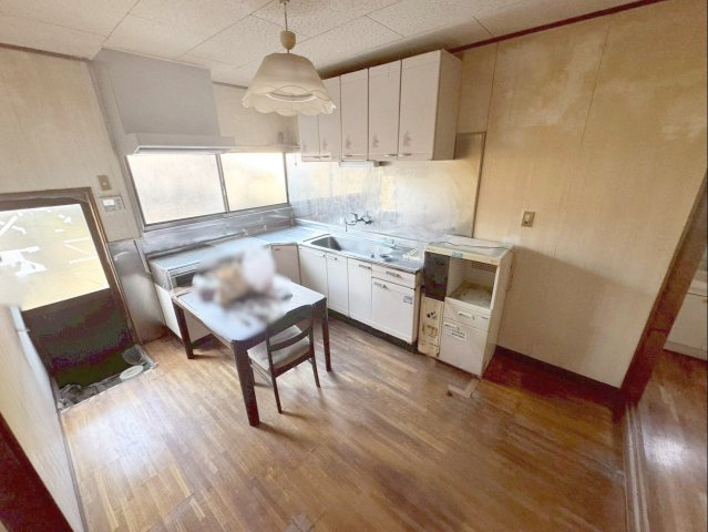 飯塚市鯰田　中古戸建のキッチン|キッチンには勝手口があります！家事動線が良くて便利ですね！
