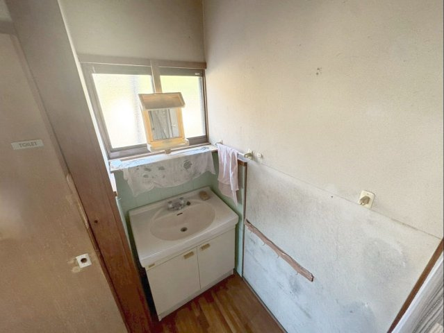 飯塚市鯰田　中古戸建の洗面所|洗面所です！カウンター付きの窓は小物が置けて便利ですね！
