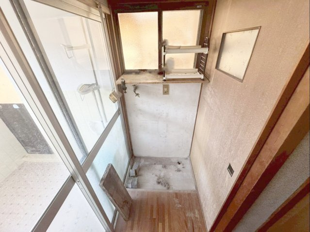 飯塚市鯰田　中古戸建の脱衣所|室内洗濯機置き場です！
