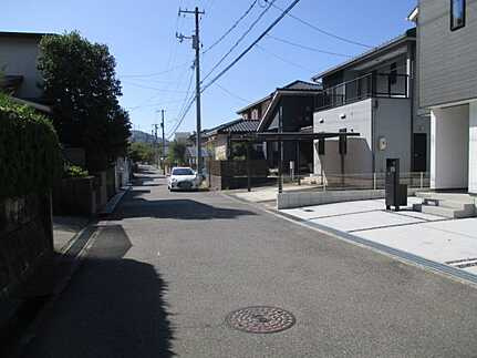 佐伯区五月が丘３丁目　2号棟の前面道路含む現地写真