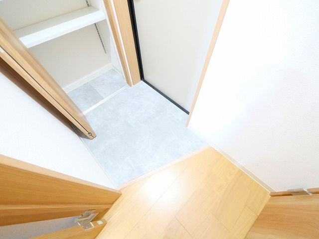 クレアール東岡町の玄関