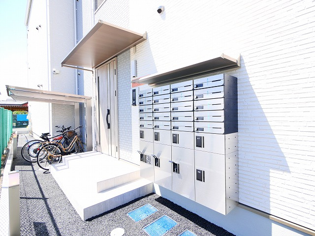 クレアール東岡町のエントランス