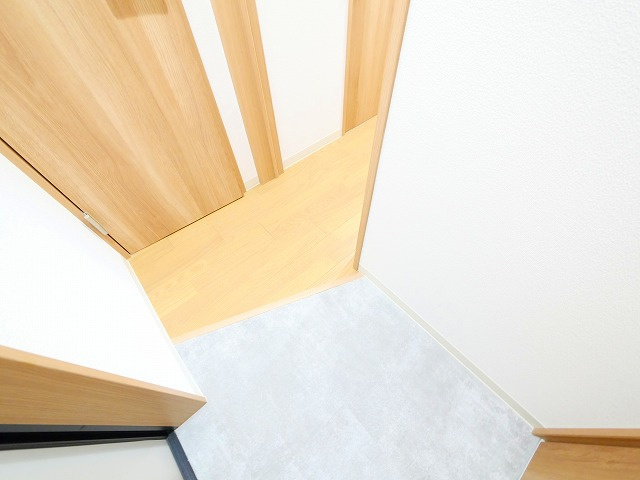 クレアール東岡町の玄関