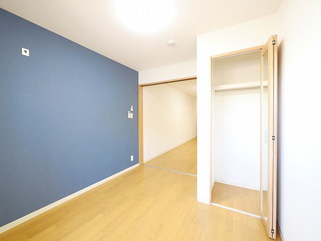 クレアール東岡町の洋室