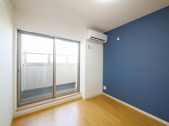 クレアール東岡町の洋室