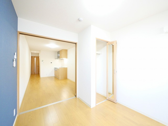 クレアール東岡町の洋室