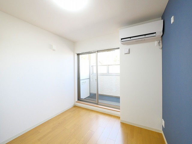 クレアール東岡町の洋室