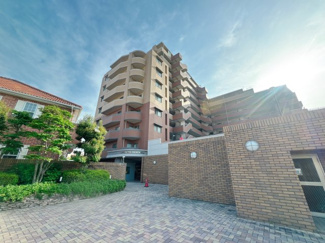 【外観】 | 青空にも夕焼けにも映える、そんなたたずまい。ここで新生活スタートさせてみませんか♪