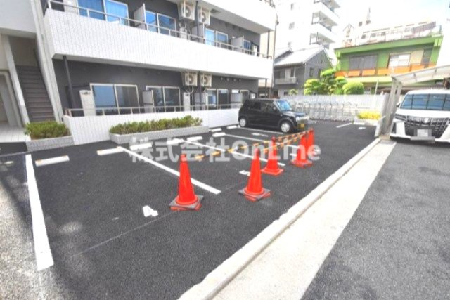 八尾市本町５丁目の賃貸マンションの駐車場