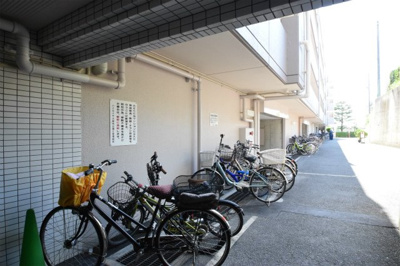 【駐輪場】 | ハイロイヤル緑地公園パートⅡ | 現在ご返済中のカーローン・カードローン・教育ローンなどを住宅ローンに一本化したり、家具家電購入費用・引越し費用を住宅ローンと組み合わせるなど、お客さまにメリットの多い住宅ローンのご提案が可能です。
