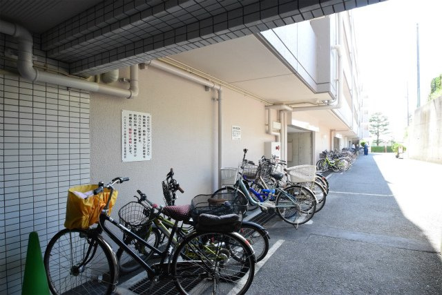【駐輪場】 | ハイロイヤル緑地公園パートⅡ | 現在ご返済中のカーローン・カードローン・教育ローンなどを住宅ローンに一本化したり、家具家電購入費用・引越し費用を住宅ローンと組み合わせるなど、お客さまにメリットの多い住宅ローンのご提案が可能です。