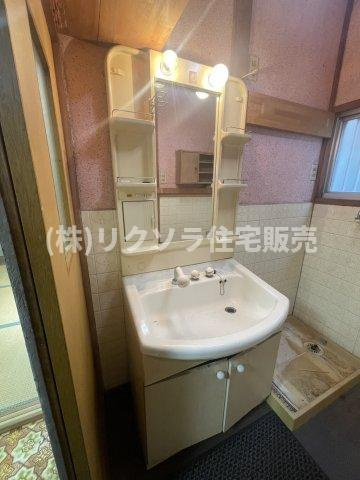 池田本町　中古一戸建ての独立洗面台|■物件内覧・資金計画相談・住宅ローン相談、リフォーム相談、お問合せ受付中■
※当日・翌日のご内覧、ご相談はお電話でのお問合せがスムーズです！