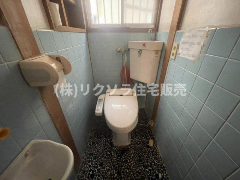 池田本町　中古一戸建てのトイレ|温水洗浄便座付き
■物件内覧・資金計画相談・住宅ローン相談、リフォーム相談、お問合せ受付中■
※当日・翌日のご内覧、ご相談はお電話でのお問合せがスムーズです！
