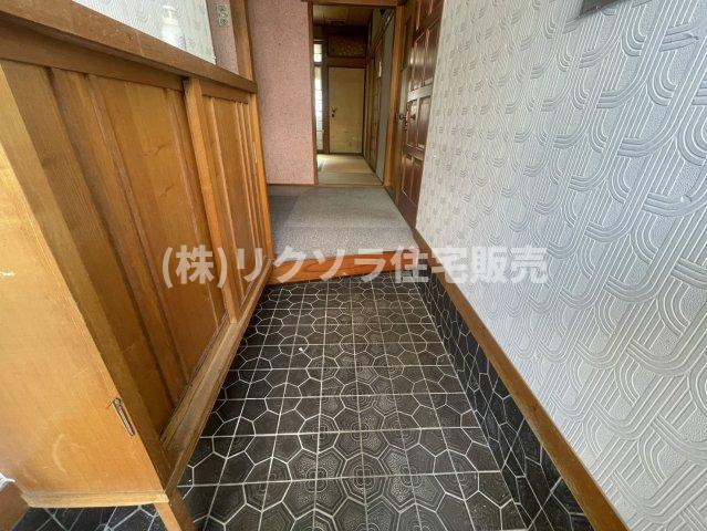池田本町　中古一戸建ての玄関|玄関内部
■物件内覧・資金計画相談・住宅ローン相談、リフォーム相談、お問合せ受付中■
※当日・翌日のご内覧、ご相談はお電話でのお問合せがスムーズです！