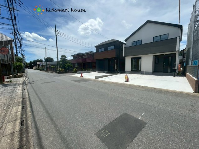 伊奈町中央4丁目　新築戸建　ハートフルタウンBの前面道路含む現地写真