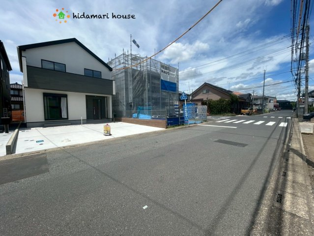 伊奈町中央4丁目　新築戸建　ハートフルタウンBの前面道路含む現地写真