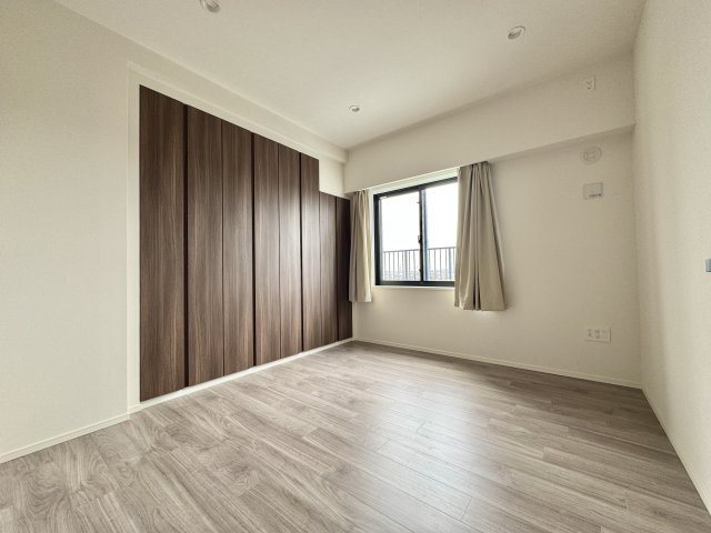 一条レジデンス西伊場町の洋室|こちらは6帖の洋室です。南西の角部屋のため、常に木漏れ日が差し込みますよ。
