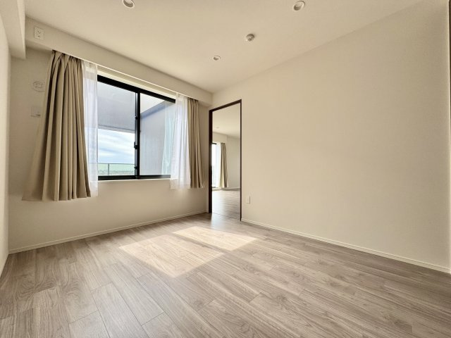 一条レジデンス西伊場町の洋室|約6.6帖の洋室です。
壁一面がクローゼットになっています！かなりの収納量のため、洋服好きな方にオススメ！
