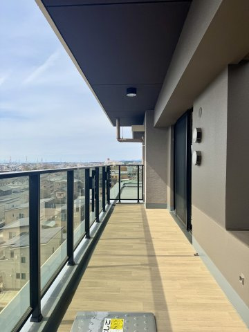 一条レジデンス西伊場町のバルコニー|横幅のあるバルコニー！窓を開けると気持ちの良い風が吹き込みます！
