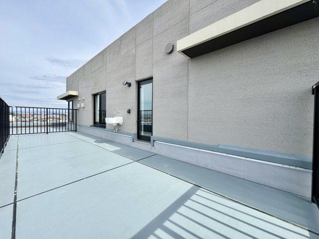 一条レジデンス西伊場町のバルコニー|ルーフバルコニーが付いてます♪
水栓が付いていますので子供さんのプール等にも広々と使うことが出来ますね♪