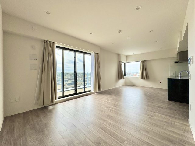 一条レジデンス西伊場町の居間・リビング|約17.5帖のリビングになります！
角部屋ならではの多数の窓から差し込む陽射しが、部屋全体を明るく気持ちの良い空間にしてくれます！
