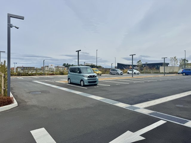 一条レジデンス西伊場町の駐車場|駐車場は全て平置きです！敷地内で駐車場1台は必ずつきますよ。要所要所で防犯カメラも付いていてセキュリティーは安心です♪
