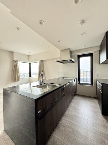 一条レジデンス西伊場町のキッチン|食事の支度がはかどりそうなシステムキッチン！広々とした間取りで、家事動線の確保がしやすくなっています！
カップボード付きで食器類や調理器具もスッキリ収納♪
