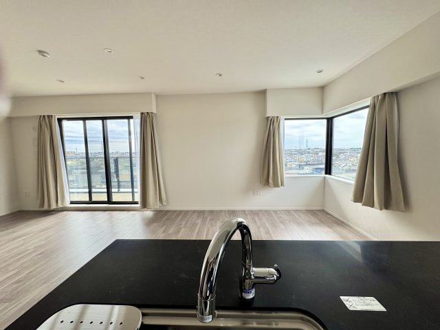 一条レジデンス西伊場町のキッチン|キッチンに立ちながらご家族とのコミュニケーションが取れる！ご家族との距離が近くに感じられそうですね！