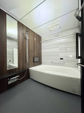 一条レジデンス西伊場町の浴室|浴室は落ち着いた雰囲気の色使いです。お子さんと入るのにちょうどいい大きさですよ♪