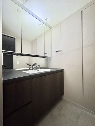 一条レジデンス西伊場町の洗面所|大きな鏡の洗面台。二人並んで、身支度できるので朝の時間にゆとりが持てます。