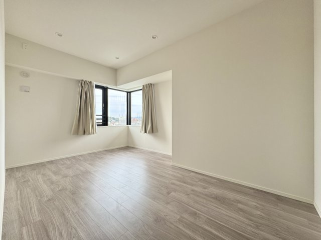 一条レジデンス西伊場町の洋室|約8帖洋室！角部屋のため、出窓が付いています！
ダブルベッドを置いてもゆとりの広さです。
主寝室にいかかでしょうか？

