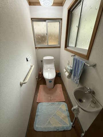 鏡野町百谷 中古住宅 7DK＋S＋離れのトイレ